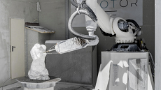 Foto di braccio robotici che scolpiscono un opera artistica