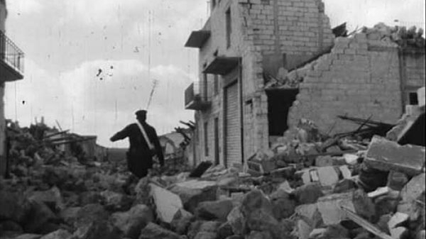 Una scena del film La legge del terremoto