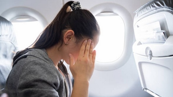 Ragazza in aereo con paura di volare
